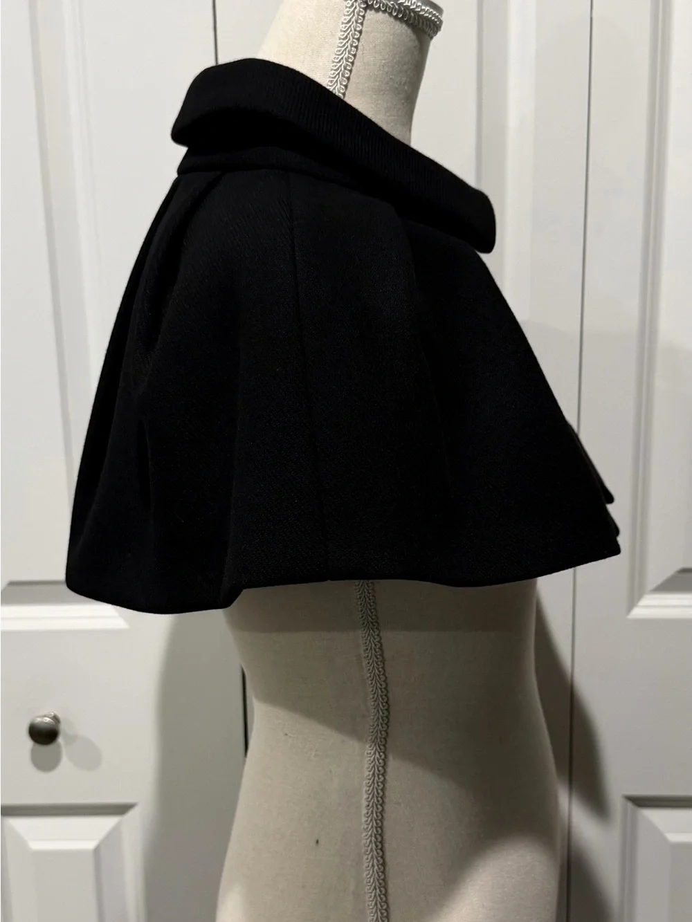 LOUIS VUITTON BLACK WOOL CAPELET - SIZE EU38